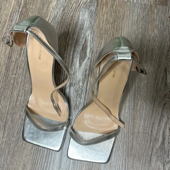 NWOB Silver Pretty Little Thing Square Toe Heel sz 9 - Picture 3 of 6